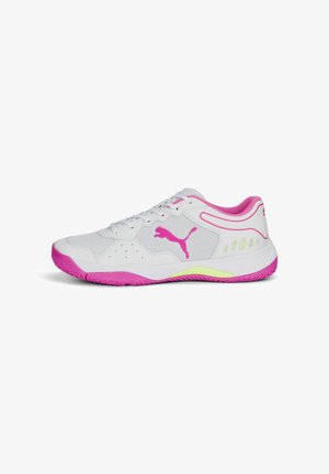 Zapatilla deportiva blanca con acentos en rosa; parte superior de malla, suela texturizada y un sutil detalle de logo. Presenta un vibrante talón y suela rosa.