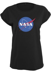 Čierne tričko s vyhrnutými rukávmi s kruhovým logom NASA v modrej, bielej a červenej farbe, zobrazuje hviezdy a planetárny prstenec.