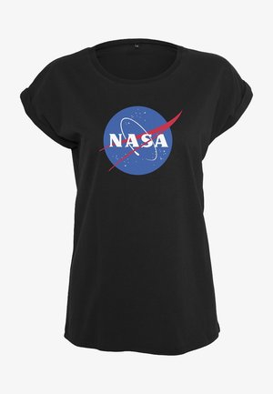 Czarny t-shirt z podwiniętymi rękawami, z okrągłym logo NASA w kolorach niebieskim, białym i czerwonym, przedstawiającym gwiazdy i pierścień planetarny.