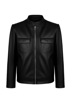 Schwarze Lederjacke mit Stehkragen, Frontreißverschluss und zwei Brusttaschen. Glatte Textur mit dezenten Nähten und taillierter Passform.
