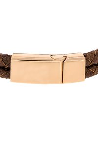 Bracelet en cuir tressé marron avec un fermoir rectangulaire doré, texture lisse avec une surface polie et des lignes épurées.