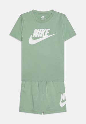 Roheline lühikeste varrukatega T-särkide ja lühikeste pükste komplekt valge Nike logoga rinnal ja vasakul reiel, valmistatud pehmest, kerge kangast.