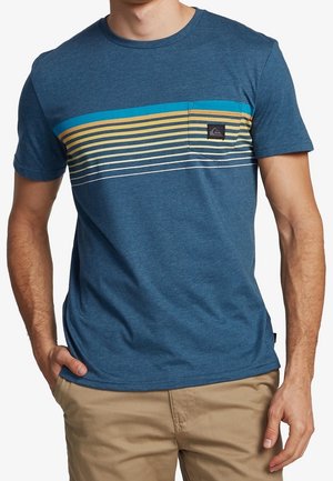 Niebieski t-shirt z krótkim rękawem wykonany z miękkiego materiału, z poziomym wzorem w paski w kolorze żółtym i turkusowym, z kieszonką na piersi i metką z logo.