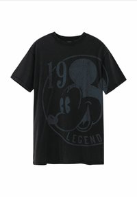 Czarny bawełniany T-shirt z dużą szaro-skalową grafiką twarzy postaci, z tekstem "19" i "LEGEND" zintegrowanym w projekcie.