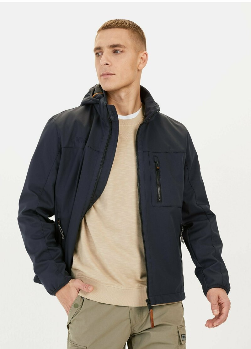 Marineblaue wasserdichte Jacke mit einer Reißverschlusstasche auf der Brust, verstellbarem Kapuze und kontrastierender Innenauskleidung. Verfügt über ein schlankes, modernes Design.