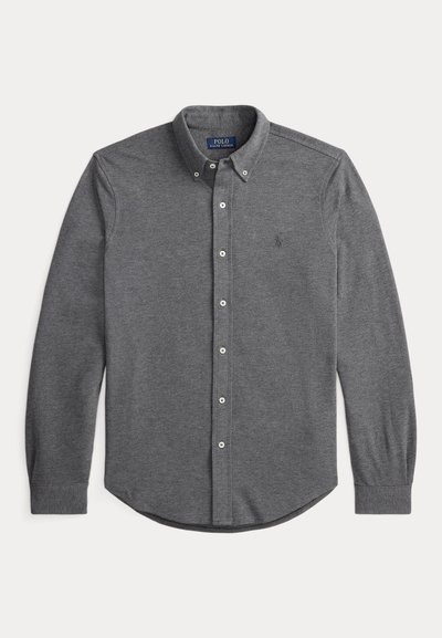 Tmavě šedá košile s dlouhým rukávem a knoflíkovým límcem, s jemně vyšitým logem na levé hrudi.