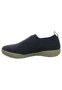 Strukturierter dunkelblauer Slip-On-Schuh mit einem gestrickten Obermaterial, beiger Gummisohle und einer Ziehschlaufe an der Ferse für einfaches An- und Ausziehen.