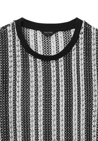 Strickpullover mit strukturiertem Muster und abwechselnden schwarzen und weißen senkrechten Streifen, Rundhalsausschnitt und einem schwarzen gerippten Kragen. Der Stoff wirkt weich und flexibel.