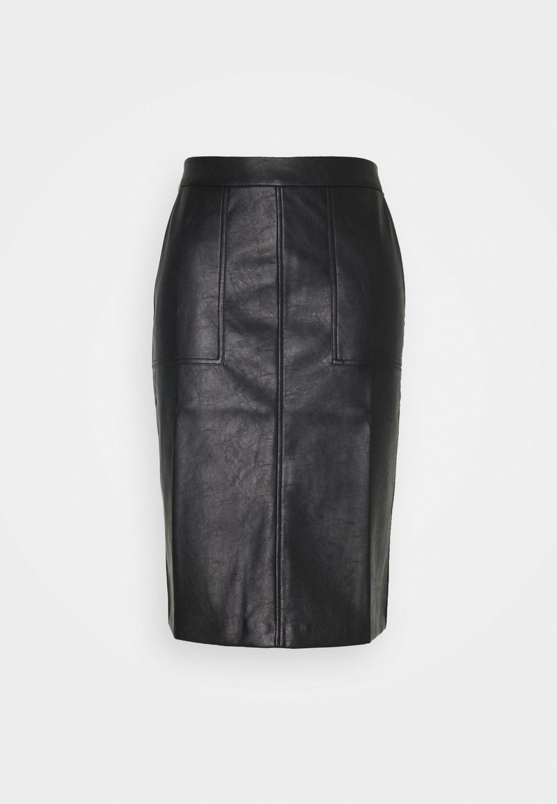 Jupe crayon en similicuir noir avec taille haute et coutures verticales visibles sur fond blanc uni.