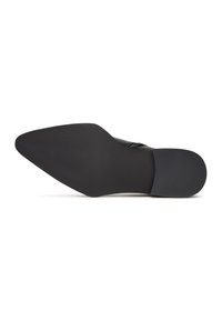 Zwarte hak schoen met een puntige neus en een gladlederen bovenwerk. Beschikt over een gestructureerde rubberen zool voor grip en stabiliteit.