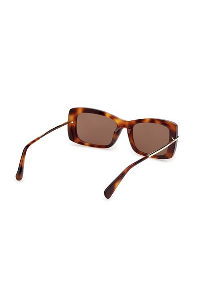 Lunettes de soleil à monture rectangulaire en écaille de tortue avec verres marron et fines branches en métal doré, présentées sur un fond blanc.