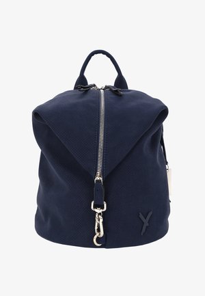 Sac à dos texturé bleu marine avec fermeture éclair centrale argentée et petit logo sur le côté inférieur droit, doté d'une poignée supérieure et d'un détail clip.