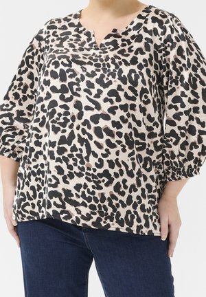 Blusa con stampa leopardata in beige, caratterizzata da scollo a V, maniche a palloncino e polsini elasticizzati. Il tessuto ha una superficie liscia e una vestibilità ampia.