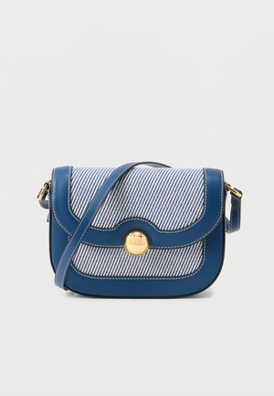 Blå crossbody-taske med læderdetaljer, diagonalt hvid- og blåstribet stof, rund guldlås og justerbar rem.