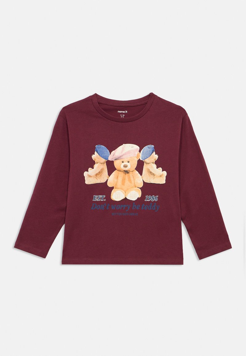 Maglietta a maniche lunghe color marrone scuro con tre orsetti teddy che indossano baschi e la scritta "Non preoccuparti, sii teddy, giorni migliori ti aspettano, est. 1986."