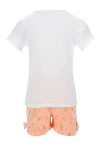 Witte korte mouwen t-shirt met een zachte textuur en ronde hals, gecombineerd met perzikkleurige shorts met een natuur geïnspireerd print in pastelkleuren.