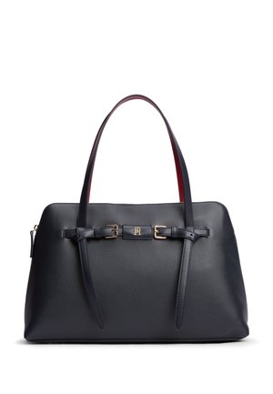 Borsa in pelle nera con doppie tracolle, dettagli con fibbie e piccolo logo metallico centrale su sfondo bianco.