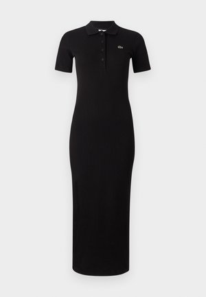 Juoda midi polo suknelė trumpomis rankovėmis, su raukšleto paviršiaus tekstūra ir mygtukų užtrauktuku. Papildyta mažu žaliu logotipu kairėje krūtinės pusėje.