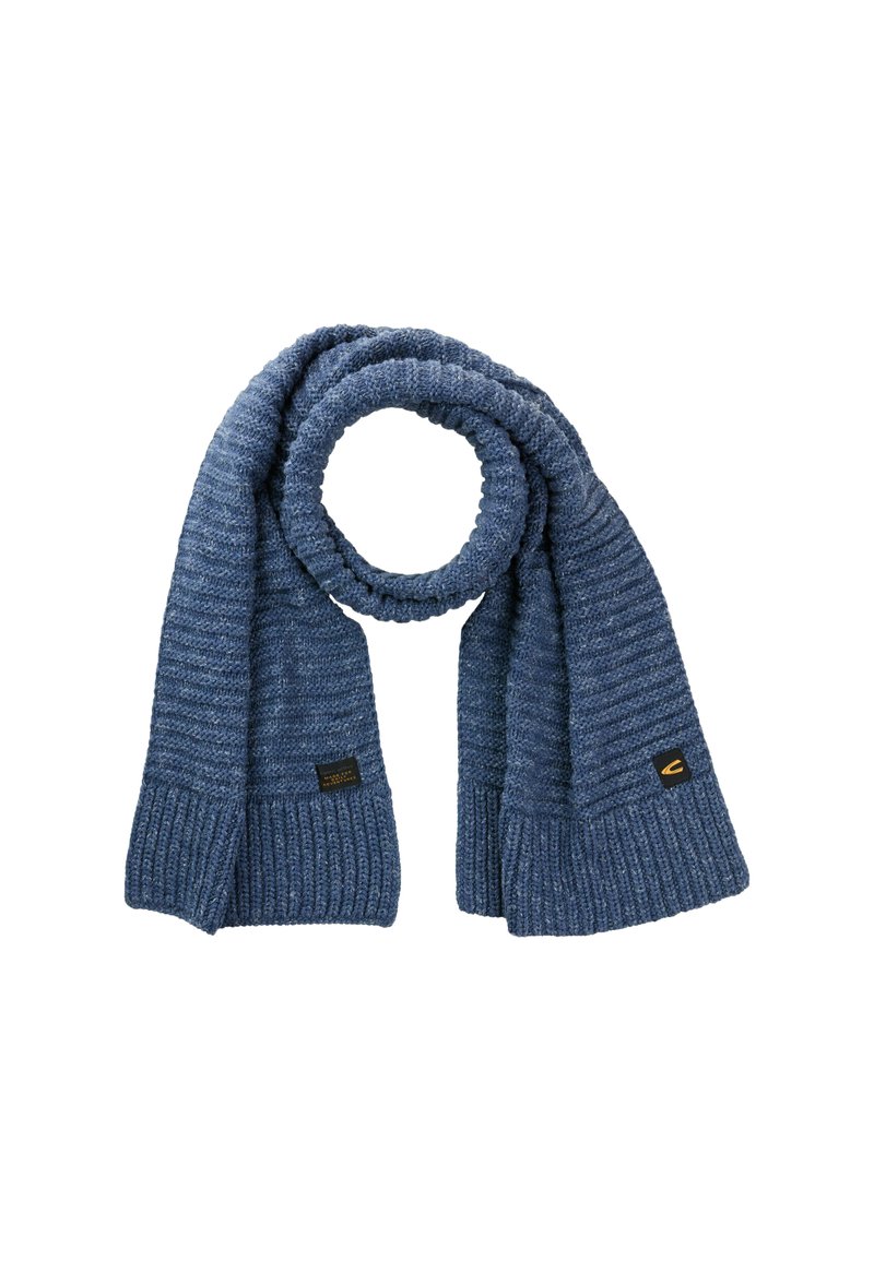 Gebreide blauwe sjaal met een textuurpatroon, voorzien van ribbeluiteinden en een klein zwart label. Gemaakt van zacht, flexibel materiaal voor warmte.