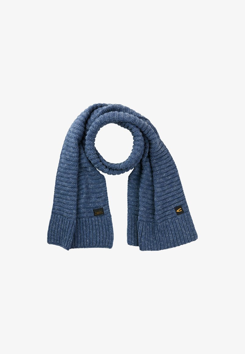 Écharpe bleue tricotée avec un motif texturé, présentant des extrémités côtelées et une petite étiquette noire. Fabriquée en matériau doux et flexible pour procurer de la chaleur.