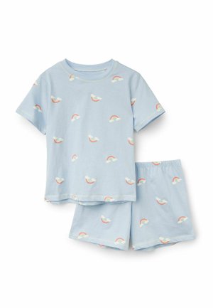 Ensemble chemise manches courtes et short bleu clair avec petits motifs d’arc-en-ciel et de nuages sur le tissu.