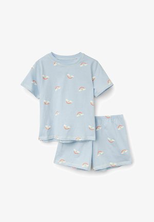 Hellblaues Kurzarmhemden- und Shorts-Set mit kleinen Regenbogen- und Wolkenmustern auf dem Stoff.