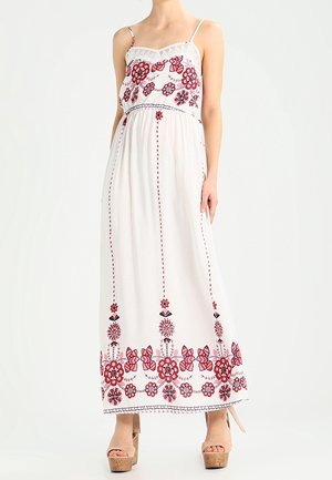 Robe maxi en tissu blanc, avec des broderies florales rouges et des lignes verticales. Comprend des bretelles fines et une taille froncée.