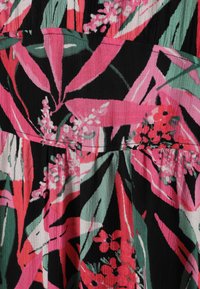 Tissu de robe floral avec des feuilles roses et vertes sur un fond noir, présentant une apparence texturée et froissée avec des motifs floraux subtils.