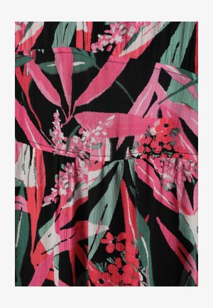 Materiał w kwiaty z różowymi i zielonymi liśćmi na czarnym tle, z teksturowanym, pomarszczonym wyglądem i subtelnymi wzorami kwiatowymi.