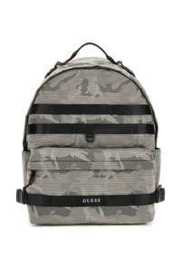 Rucksack mit einem grauen Camouflage-Muster, aus strukturiertem Stoff gefertigt. Verfügt über schwarze Träger, Reißverschlüsse und ein Logo an der Unterseite.
