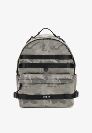 Plecak w szarym wzorze kamuflażu, wykonany z teksturowanej tkaniny. Posiada czarne paski, zamki i logo na dole.