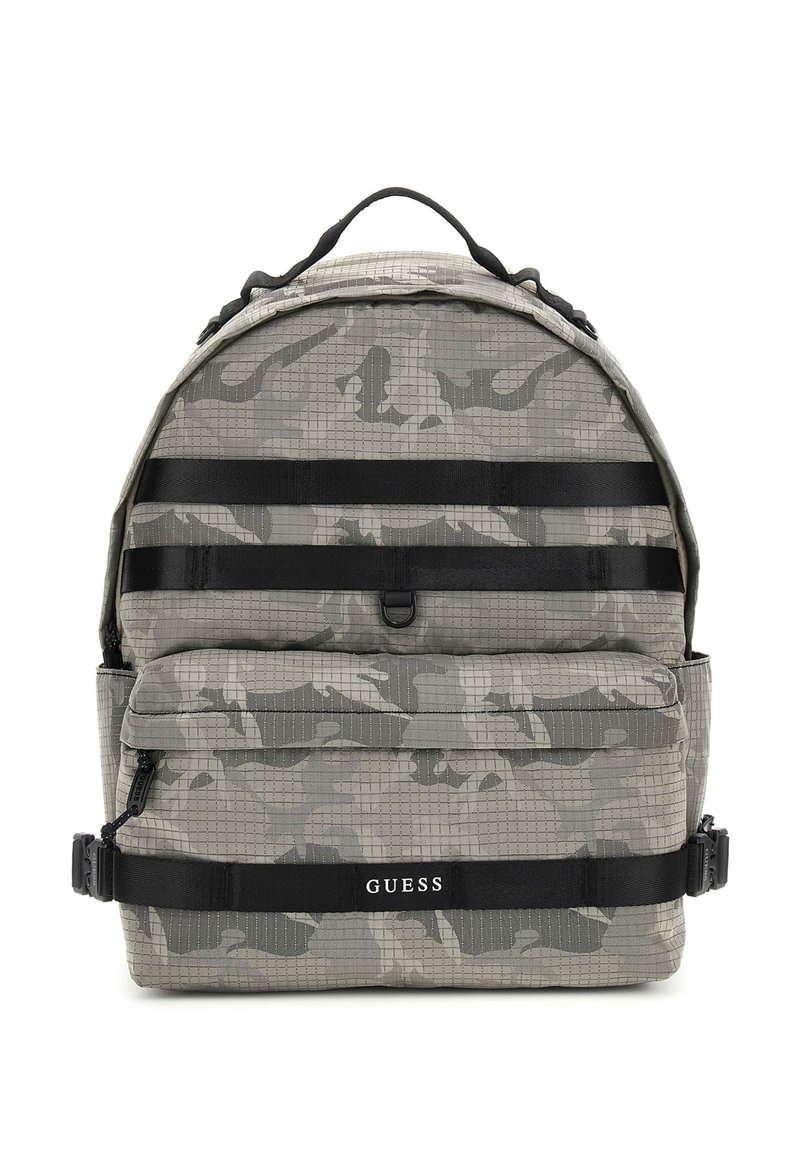 Rucksack mit einem grauen Camouflage-Muster, aus strukturiertem Stoff gefertigt. Verfügt über schwarze Träger, Reißverschlüsse und ein Logo an der Unterseite.