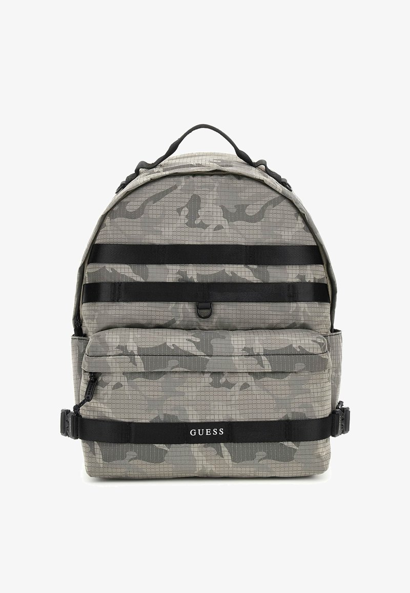 Zaino con un motivo camouflage grigio, realizzato in tessuto testurizzato. Presenta spallacci neri, cerniere e un logo in basso.