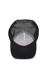 Gorra negra con visera rígida, forro de malla, patrón a cuadros en la banda interior, acentos rojos y un ajuste tipo snapback en la parte posterior.