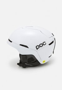 Biały kask narciarski z czarnymi akcentami, aerodynamiczny design i otwory wentylacyjne. Posiada oznaczenie MIPS oraz regulowany pasek na podbródek.