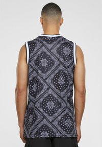Fekete, ujjatlan trikó, fehér és szürke bandana mintával, kerek nyakkivágással és oldalsó varrással.