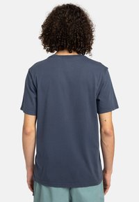 Marineblaues kurzärmeliges T-Shirt mit Rundhalsausschnitt und lockerer Passform, aus weichem Baumwollstoff gefertigt. Einfaches Design ohne sichtbare Logos.
