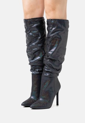 Botas pretas até ao joelho com um design franzido, material texturizado brilhante, bico afilado e um alto salto stiletto com um leve brilho iridescente.