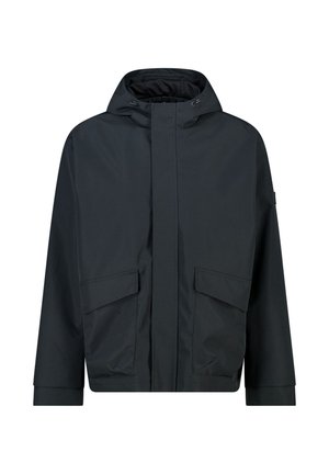 Chaqueta impermeable negra con capucha, bolsillos con solapa en el frente y cierre de cremallera oculto, diseñada para clima frío o lluvioso.