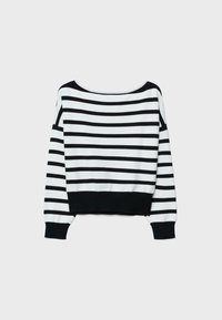 Schwarz-weiß gestreifter Pullover mit langen Ärmeln, weitem Ausschnitt sowie schwarzen Bündchen und Saum vor weißem Hintergrund.