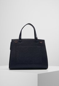 Granatowa torebka o fakturze z dwoma uchwytami u góry, prostokątnym kształcie, przednią kieszenią naszywaną i metalicznymi akcentami dla detalu.