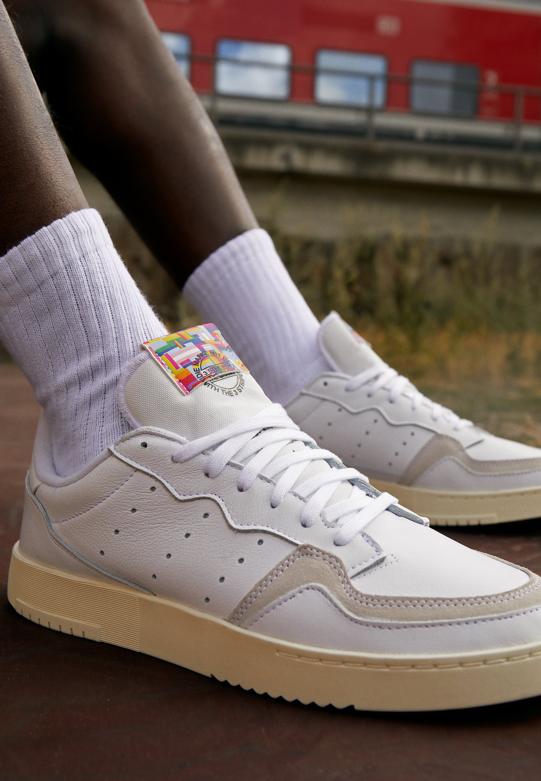 adidas Originals SUPER COURT SPORTS INSPIRED SHOES - Sneakers basse -  footwear white/offwhite/bianco - Zalando.it