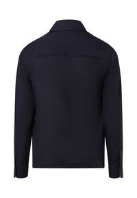 Granatowa koszula z długim rękawem, z klasycznym kołnierzykiem, gładką fakturą i zapinanymi mankietami, charakteryzująca się minimalistycznym wzornictwem bez widocznego logo.