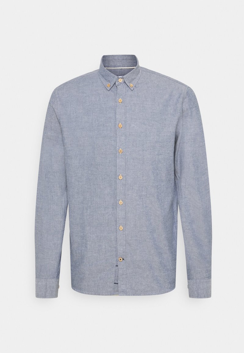 Camisa azul claro de botones, de manga larga, con cuello, hecha de una tela texturizada, con botones de madera en la parte frontal y un dobladillo recto.
