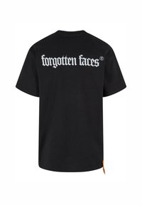 Fekete pamut póló, fehér gótikus betűtípussal a "forgotten faces" felirattal a hátán. Rövid ujjú és laza szabású.