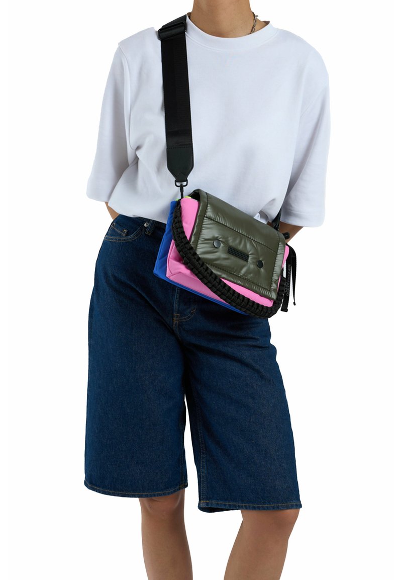 Kleurrijke schoudertas met een groene bovenklep, een roze en blauwe body en een gevlochten riem. Gemaakt van zacht, gestructureerd materiaal.