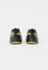 Černé a zelené trekové boty s kompozitovou podrážkou, síťovaným svrškem, texturovanými plochami, zesílenou patou a více-směrným vzorkem podešve pro lepší přilnavost.