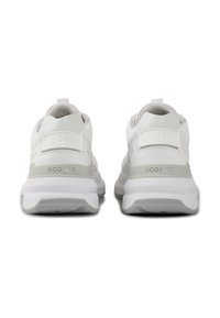 Białe buty sportowe z teksturowaną cholewką ze skóry, szarym akcentem na pięcie i grubą, amortyzowaną podeszwą. Logo umieszczone z tyłu.