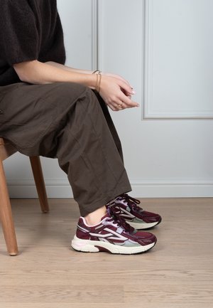 Posh by Poelman, POSH BY POELMAN GINNY DAMEN SNEAKER. - Zapatillas - bordeaux with combination
