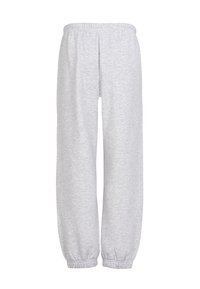 Graue Sweatpants aus weichem Stoff, mit einem elastischen Bündchen und Rippabschlüssen. Lockerer Schnitt mit glatter Textur und ohne Muster.